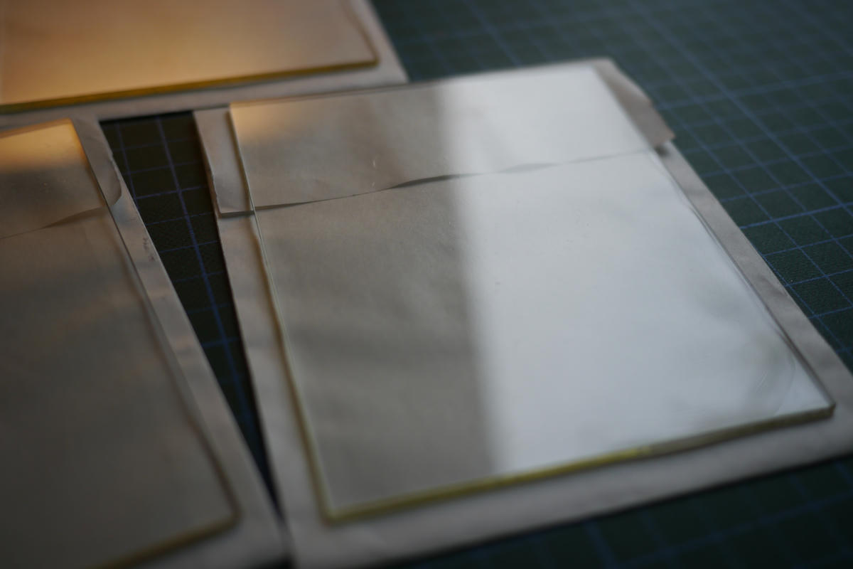 The fully dried plate, the coating has become almost invisible The fully dried plate, the coating has become almost invisible